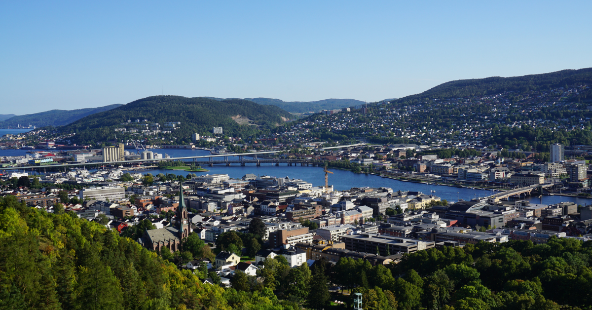 Drammen med elva og åsene rundt byen