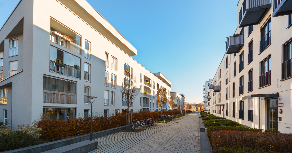 Leilighetsbygg med grøntområde mellom blokkene