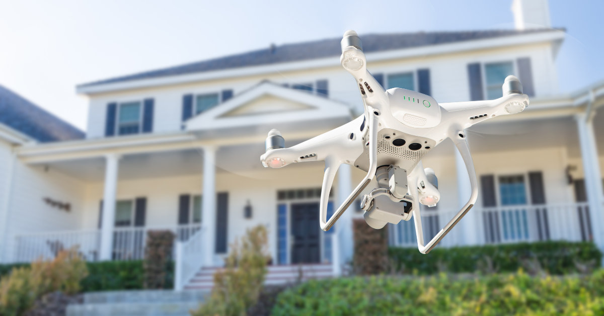 Drone som fotograferer en hvit enebolig