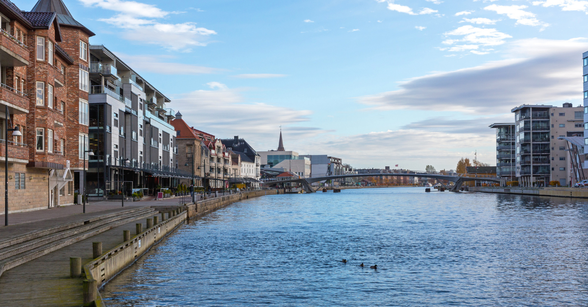 Glomma gjennom Fredrikstad sentrum med bygninger langs elva