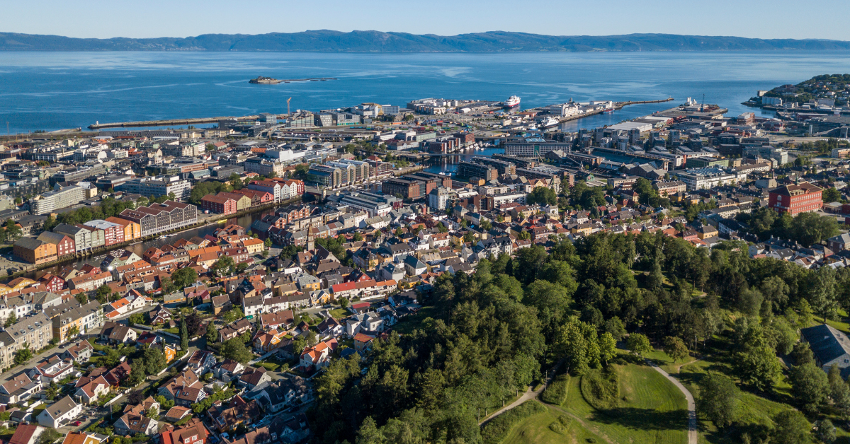 Kristiansand sentrum sett fra lufta med sjøen i bakgrunnen