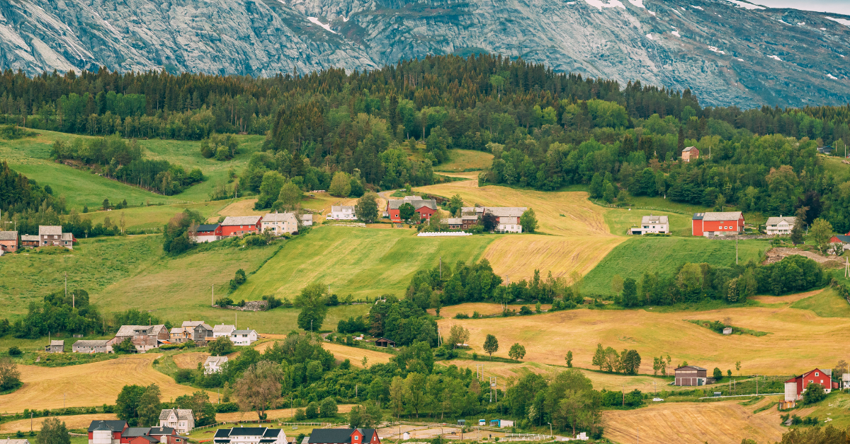Gårdsbruk og jorder i et dalføre